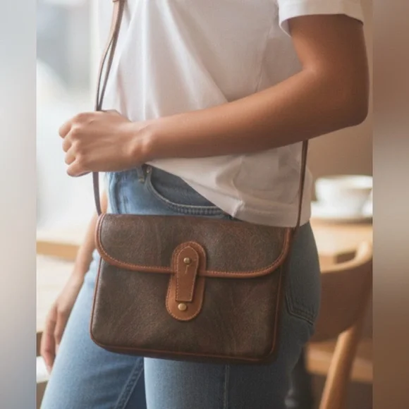 Etro Milano Crossbody Bag with wallet features inside and Gold hardware - Picture 7 of 17